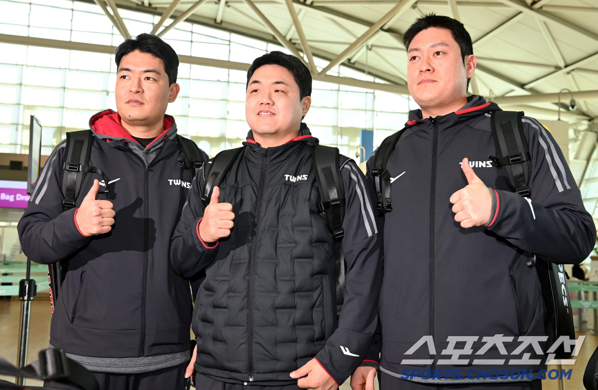 'LG맨 변신' 장현식 김강률 심창민 최채흥, 플래시 세례에 주먹 불끈 …