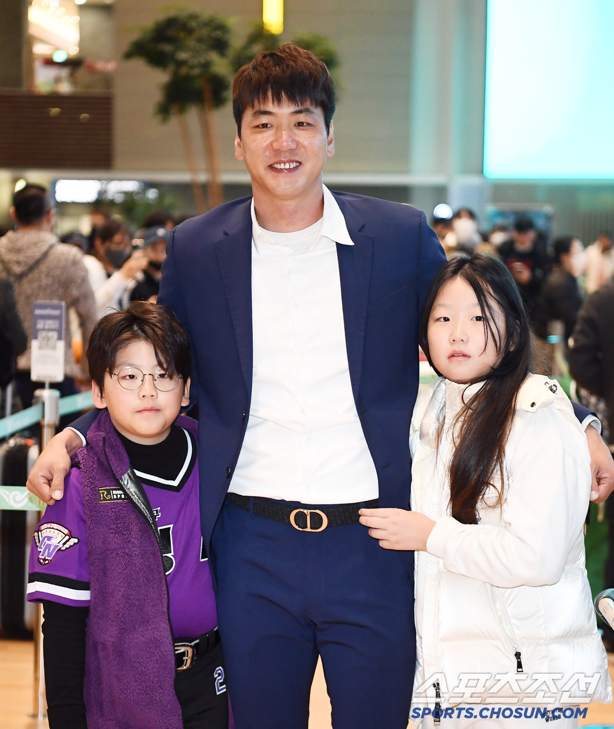붕어빵 아들 태운 홀드왕, 딸 머리 묶어주는 캡틴 [공항 스케치]