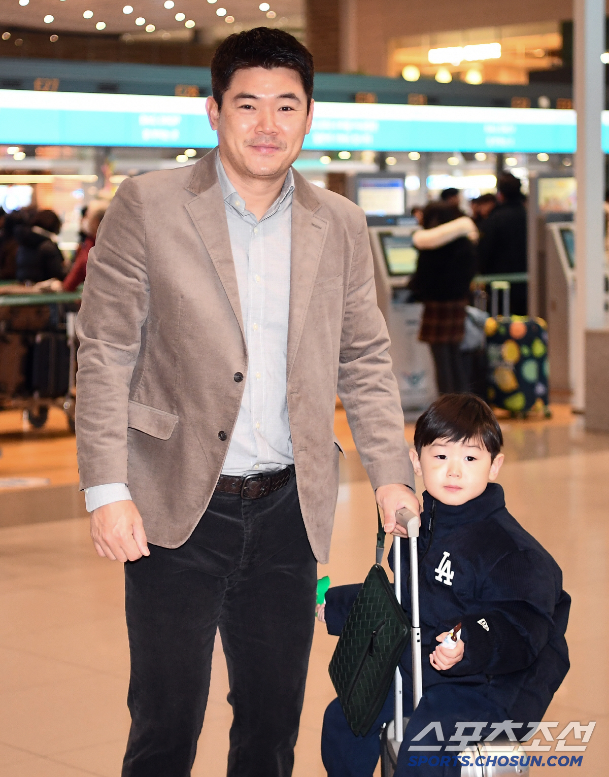 붕어빵 아들 태운 홀드왕, 딸 머리 묶어주는 캡틴 [공항 스케치]