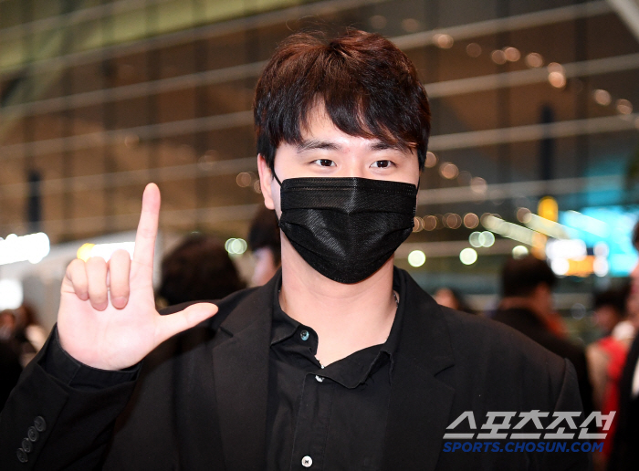붕어빵 아들 태운 홀드왕, 딸 머리 묶어주는 캡틴 [공항 스케치]