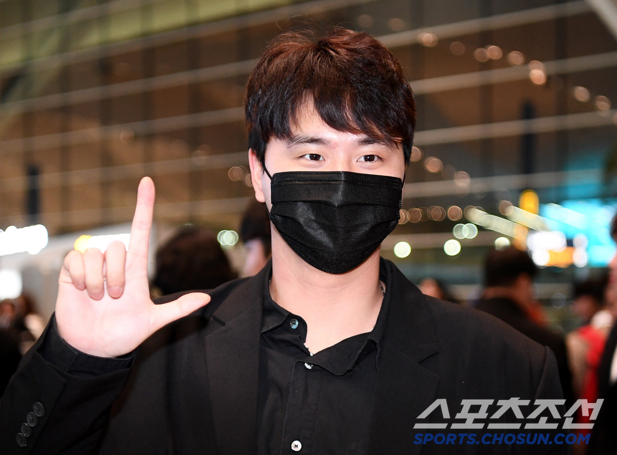 붕어빵 아들 태운 홀드왕, 딸 머리 묶어주는 캡틴 [공항 스케치]