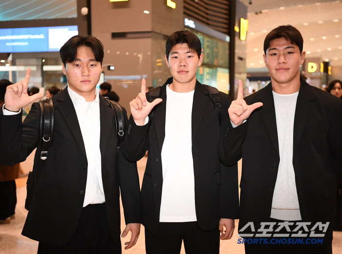 붕어빵 아들 태운 홀드왕, 딸 머리 묶어주는 캡틴 [공항 스케치]