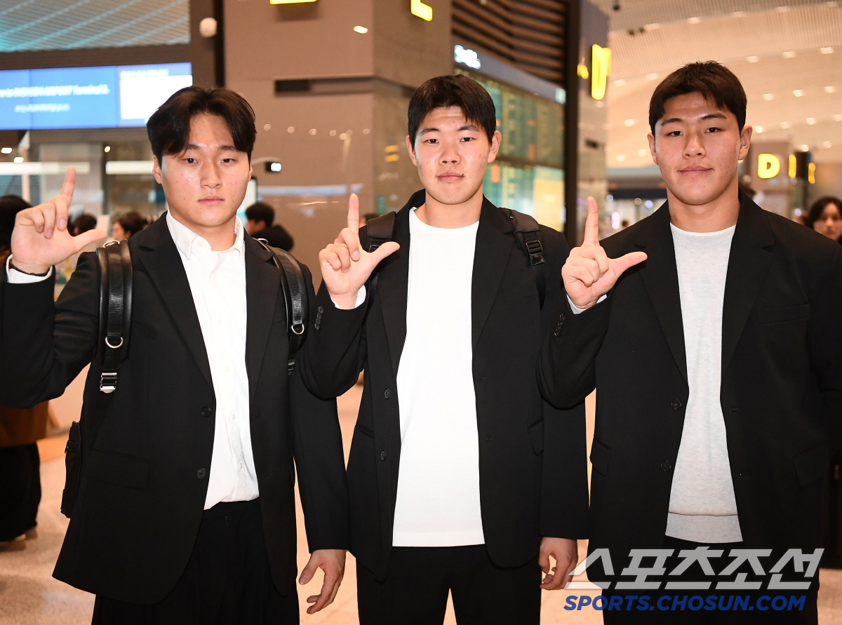 붕어빵 아들 태운 홀드왕, 딸 머리 묶어주는 캡틴 [공항 스케치]