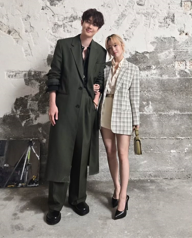 [SCin스타] 대세는 '두부두부' 상! '금발 변신' 박보영, 파리에서…