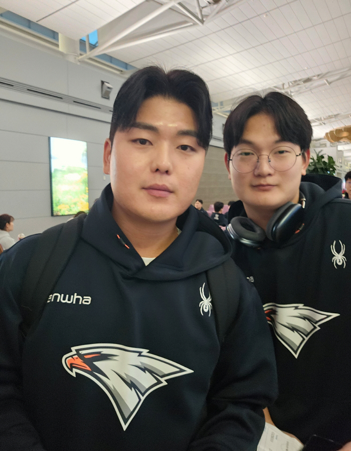 "신경 안 쓰는 줄 알았는데" 형도 감동한 '등번호 형제애'…나란히 호주…