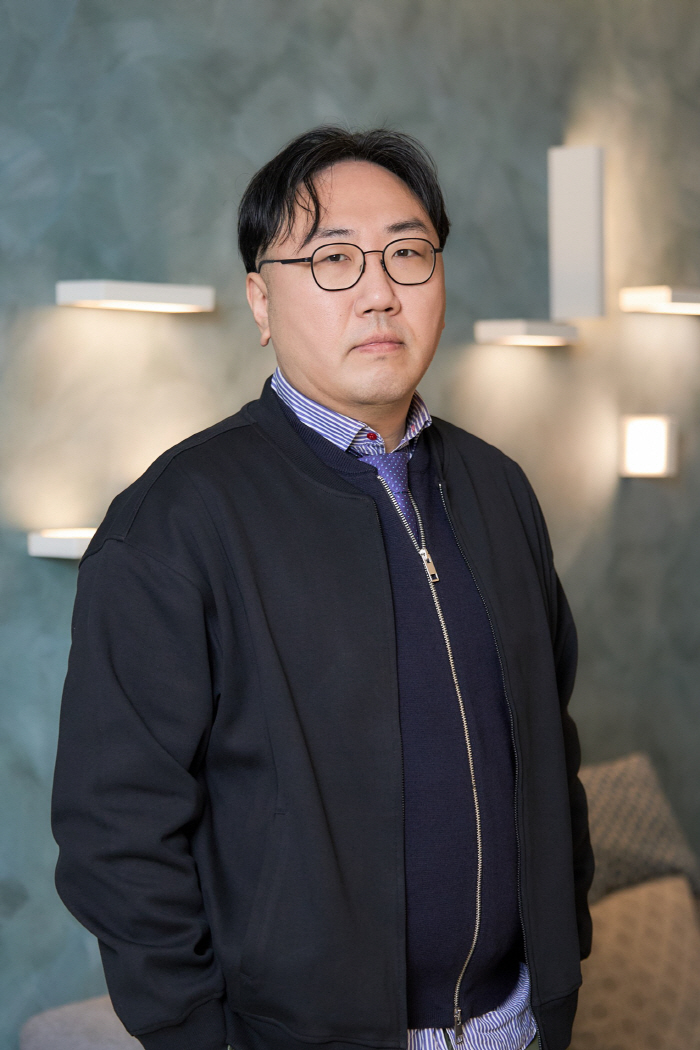 [SC인터뷰] "女특정 신체 부각 안 해"…'검은 수녀들' 권혁재 감독,…