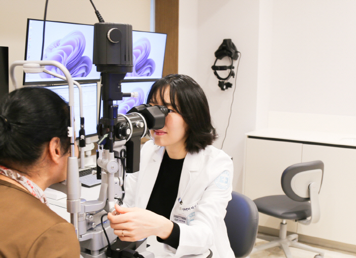 어두운 곳에서 엎드려 스마트폰 쓰면, '실명'될 수도…