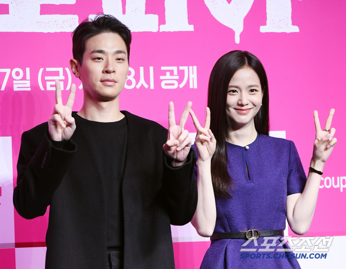 박정민, 블랙핑크 지수와 몰래 데이트…"놀이공원서 단둘이 추억 남겼다"(…