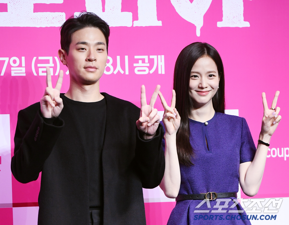 박정민, 블랙핑크 지수와 몰래 데이트…"놀이공원서 단둘이 추억 남겼다"(…