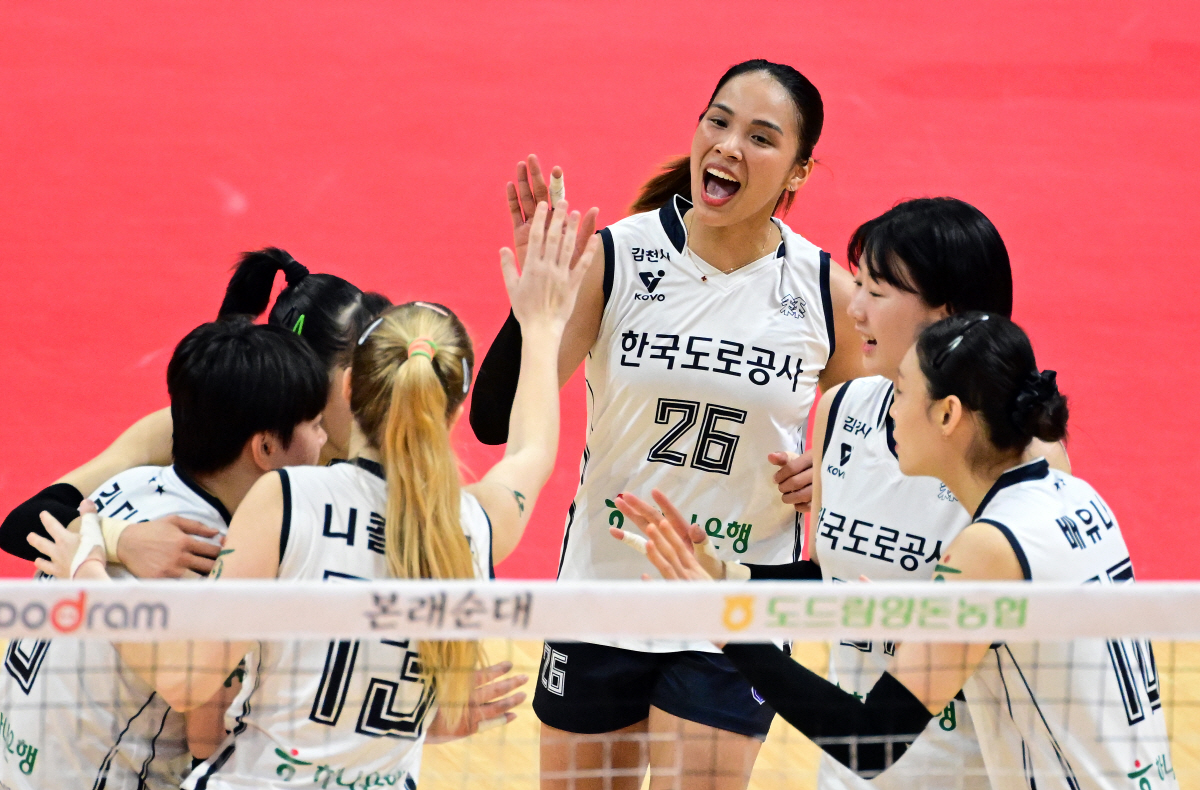 독감 악재도 이겨냈다! 도로공사, 페퍼저축은행에 셧아웃 승리 '승점 2점…