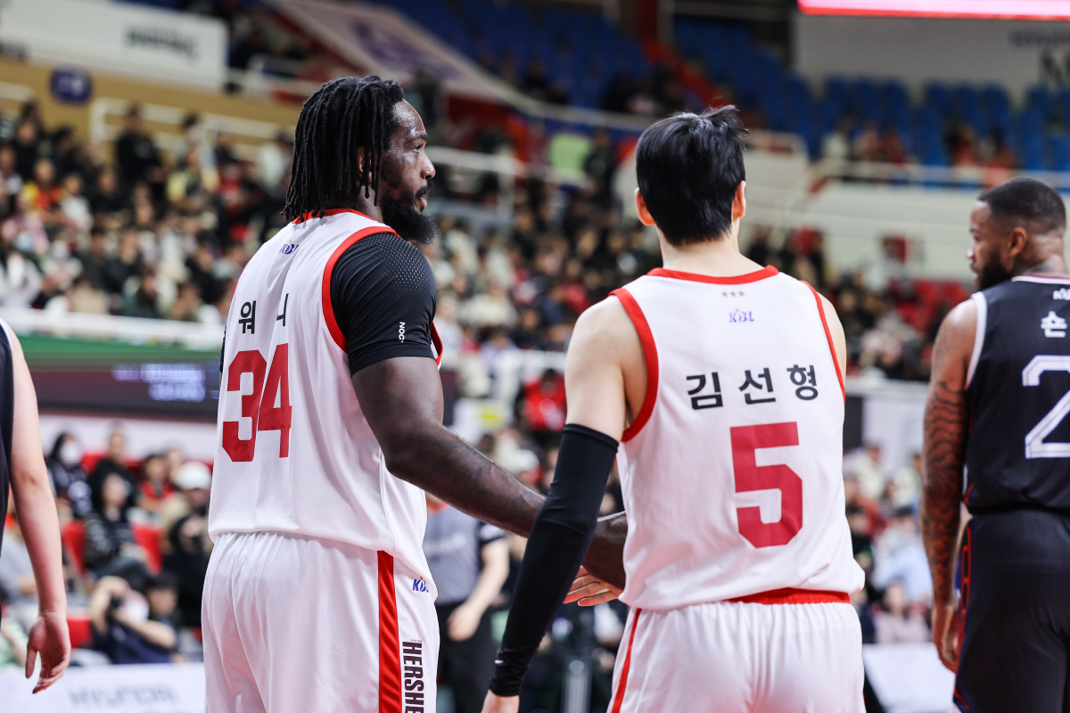 [현장분석] 워니 30-10. 파죽의 10연승 SK 선두 질주 가속화. …