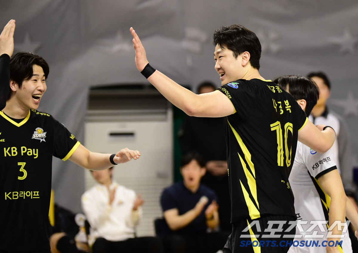 비예나 25점+나경복 23점! KB손해보험, 삼성화재 3-1 제압. 삼성…