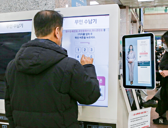 70대 어르신도 쉽게 '꾹꾹'…한림대성심병원, AI 메타휴먼 안내 키오스…