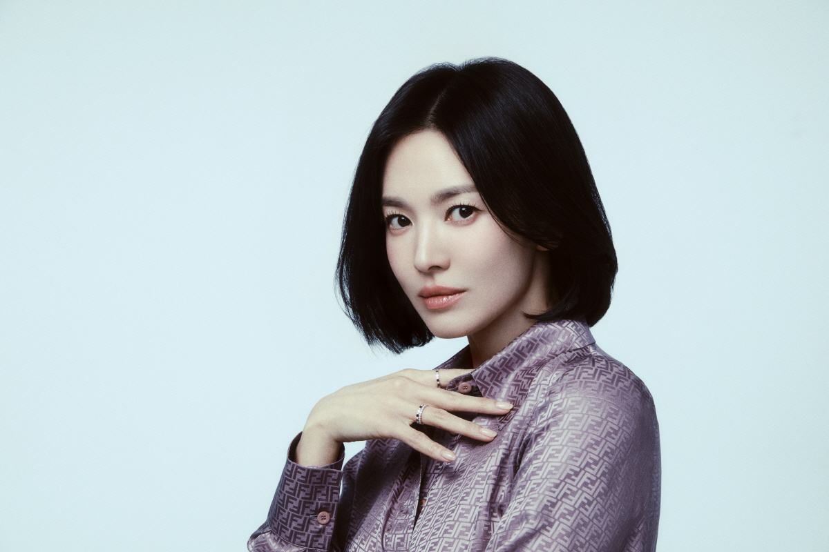 [SC인터뷰] "외모? 많이 내려놔"…'검은 수녀들' 송혜교 데뷔 30년…