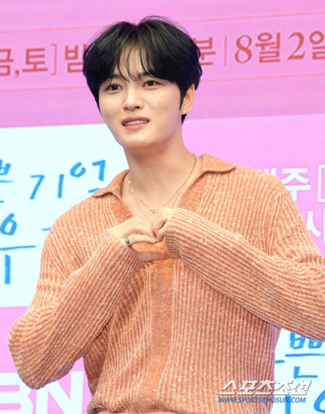 '60억 대저택 선물' 김재중 "8누나들에게 폐 끼치는 것 같았다"(편스…