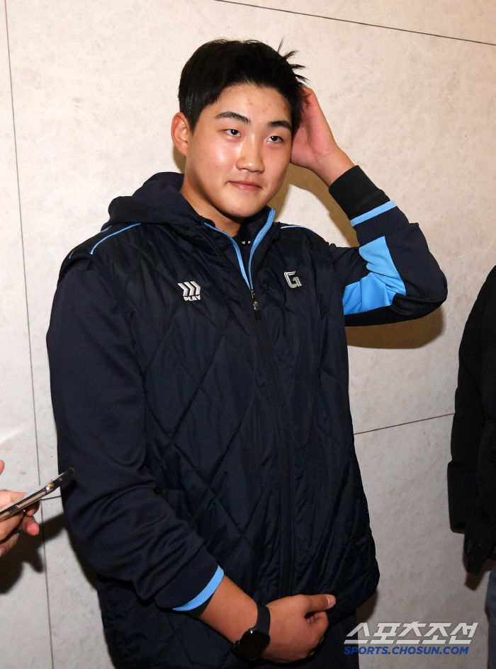 '무조건 가을야구 해야죠' 짧게 자른 머리·다부진 표정, 1라운드 신인 …