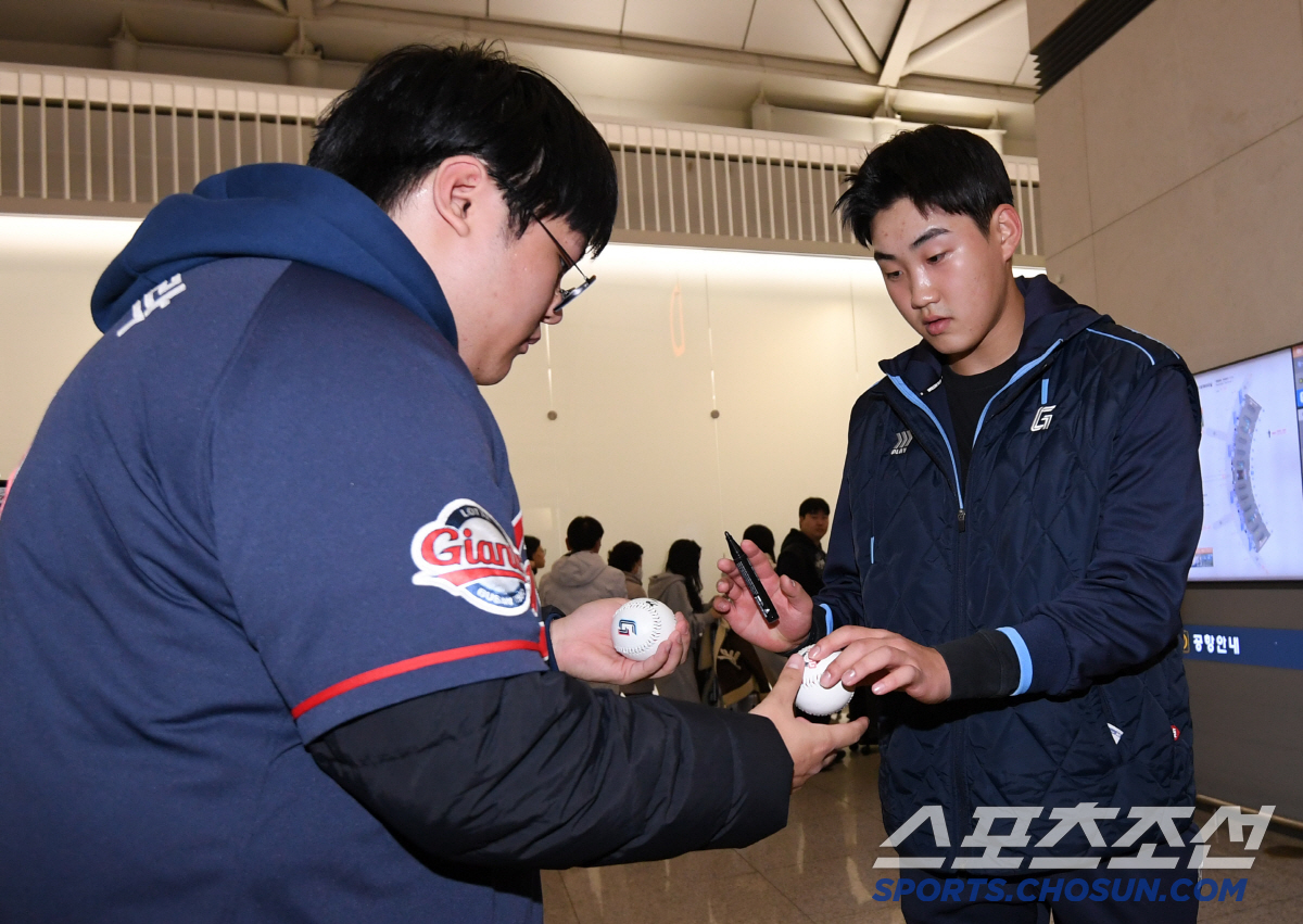 '무조건 가을야구 해야죠' 짧게 자른 머리·다부진 표정, 1라운드 신인 …