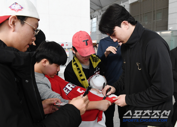 비즈니스 석 호강한 KIA,  팬서비스는 이코노미클래스? [공항 현장]