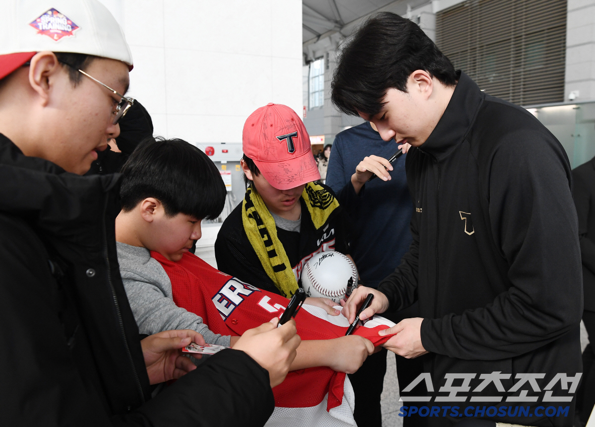 비즈니스 석 호강한 KIA,  팬서비스는 이코노미클래스? [공항 현장]