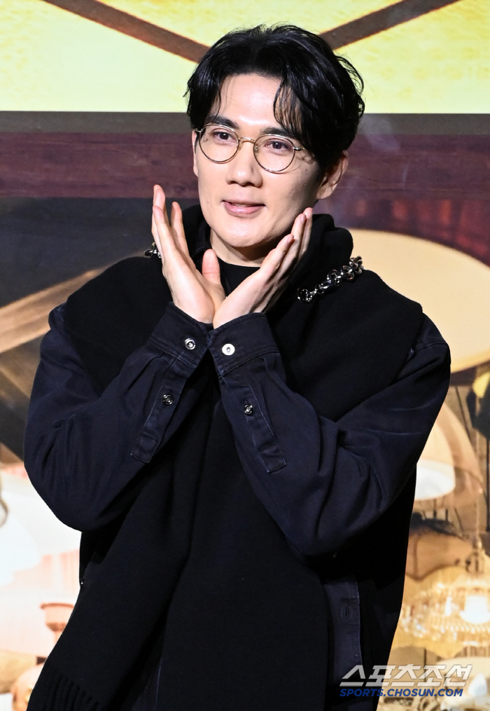 [공식] '대문자I' 엄태구 괜찮을까..서울 광화문서 노숙인 자립 돕는 …