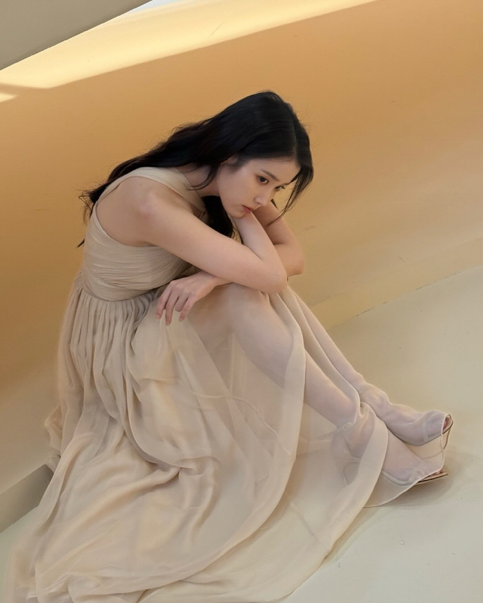 아이유, '단아' 한복→'청순' 드레스까지 다 소화한 '국민 여동생'