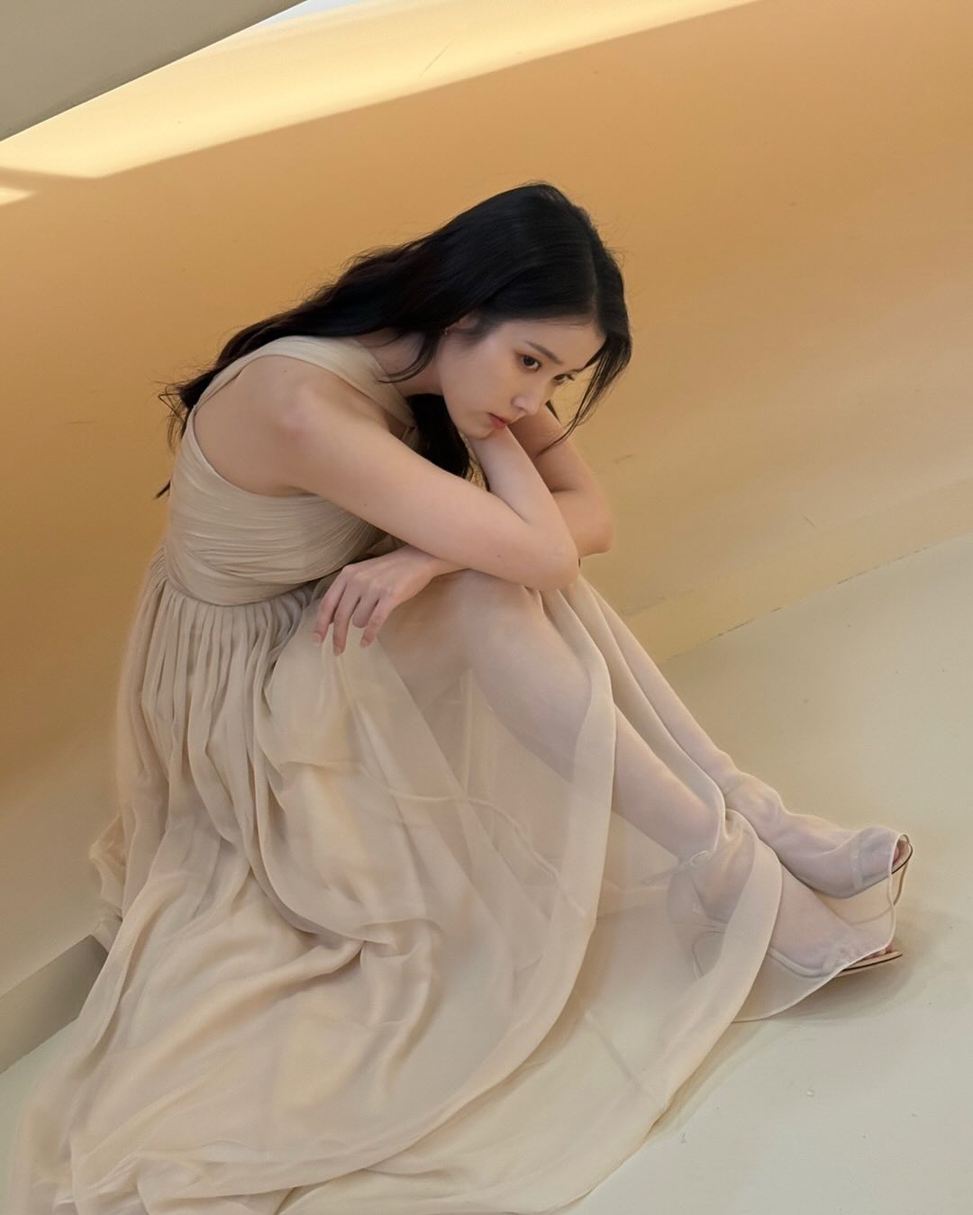 아이유, '단아' 한복→'청순' 드레스까지 다 소화한 '국민 여동생'