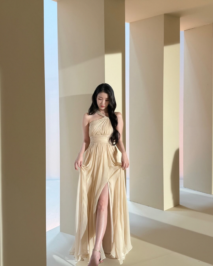 아이유, '단아' 한복→'청순' 드레스까지 다 소화한 '국민 여동생'