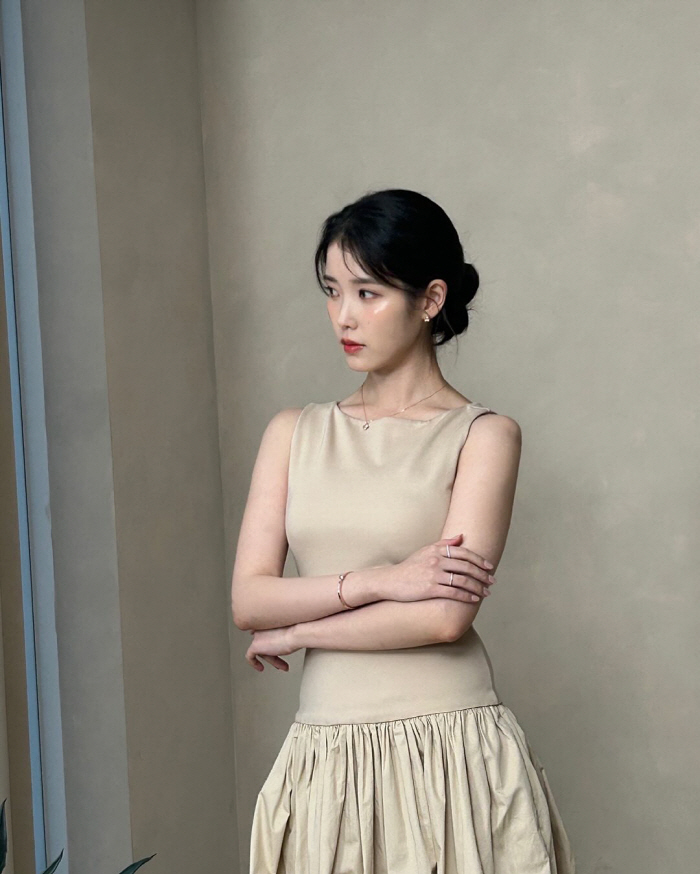 아이유, '단아' 한복→'청순' 드레스까지 다 소화한 '국민 여동생'