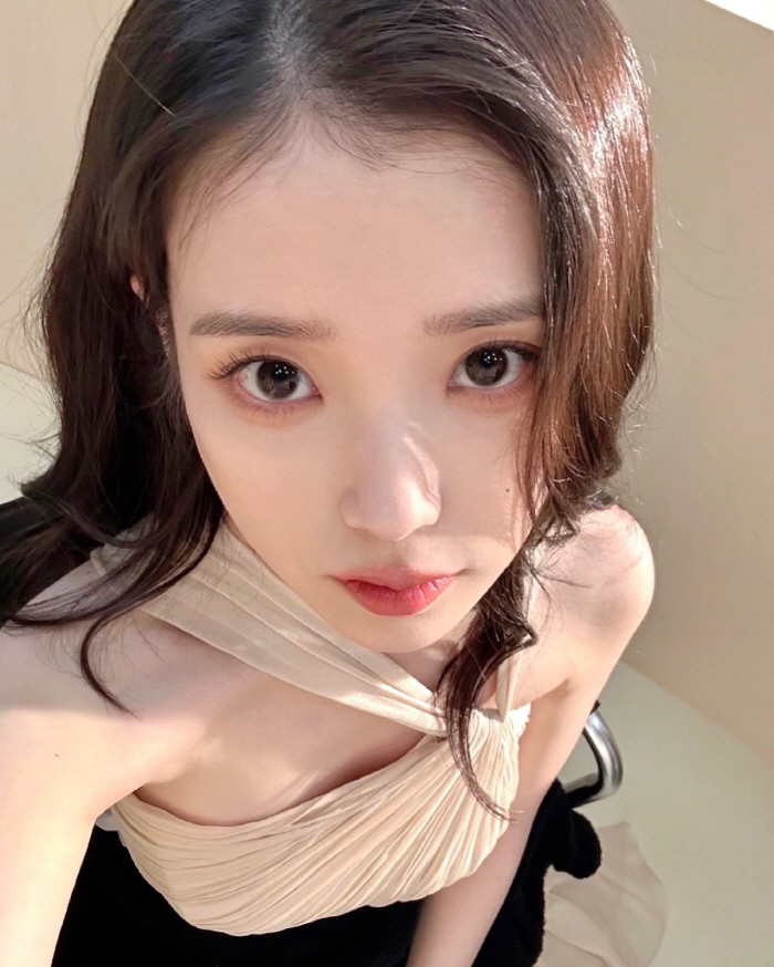 아이유, '단아' 한복→'청순' 드레스까지 다 소화한 '국민 여동생'