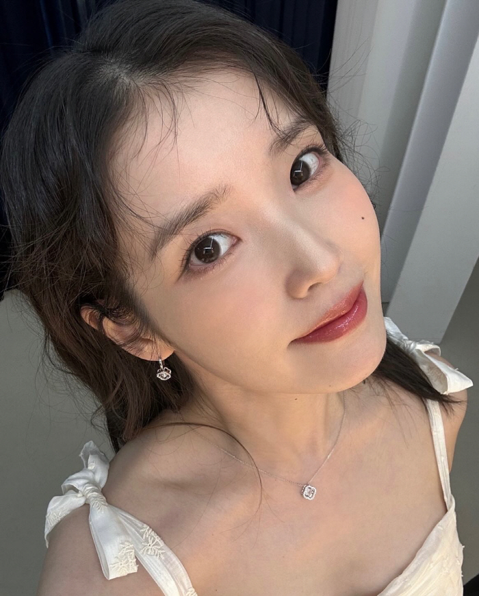 아이유, '단아' 한복→'청순' 드레스까지 다 소화한 '국민 여동생'