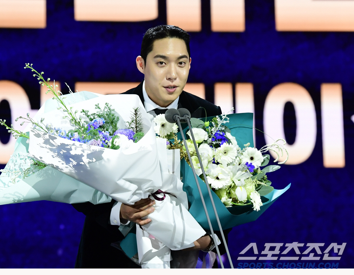 '20인 제외 논란' 박병호 연봉 충격 반토막! → 삼성 훈풍 속 홀로 …
