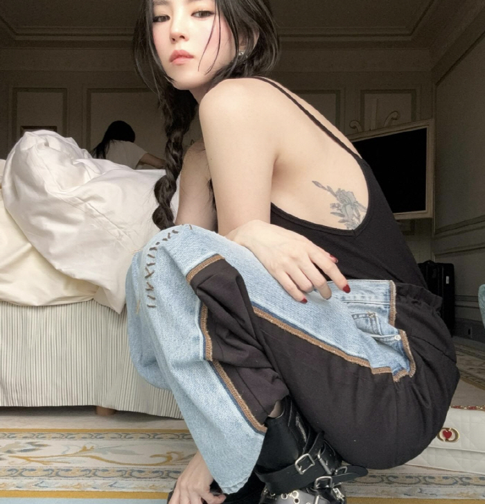 한소희 가슴 옆 타투 아찔...2천만원 들여 지웠다더니 남겼네