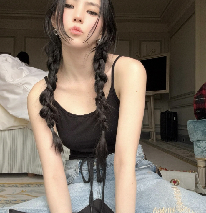 한소희 가슴 옆 타투 아찔...2천만원 들여 지웠다더니 남겼네