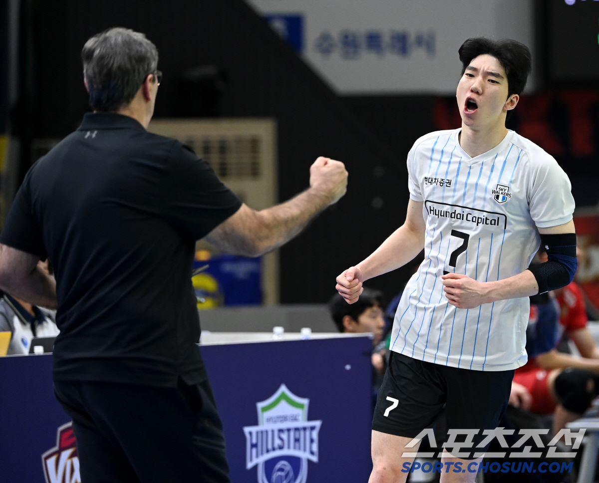 반가움에 무장해제 미소, 현대캐피탈 허수봉이 두 팔 벌려 반긴 이 남자는…