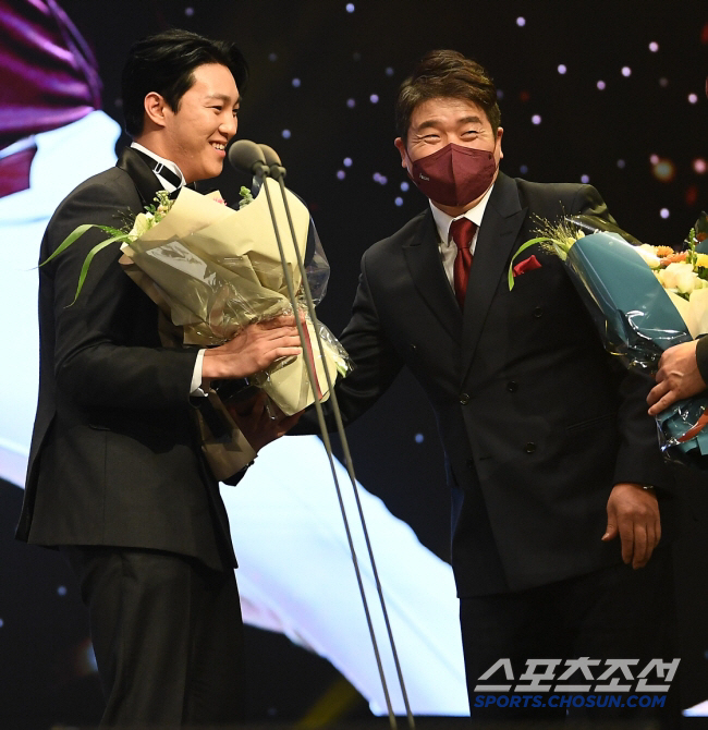 특급 에이스 안우진 연봉 1200만원인거 아시나요? 그래서 올해 복귀하는…