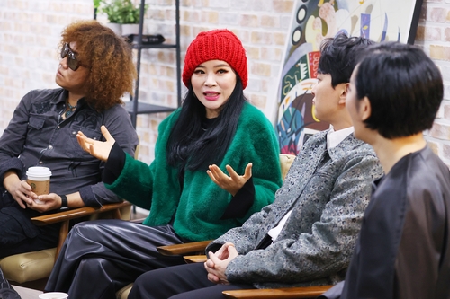(서울=연합뉴스) 진연수 기자 = 재즈 보컬리스트 웅산(왼쪽 2번째)이 17일 서울 종로구 연합뉴스 사옥에서 진행한 인터뷰에서 크로스오버 프로젝트 '난장 프로젝트' 멤버들과 대화를 나누고 있다. 2025.1.25 jin90@yna.co.kr