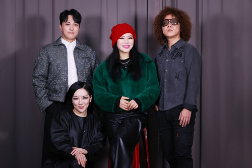 (서울=연합뉴스) 진연수 기자 = 크로스오버 프로젝트 '난장 프로젝트' 팀이 17일 서울 종로구 연합뉴스 사옥에서 진행한 인터뷰에 앞서 포즈를 취하고 있다. 왼쪽 위부터 시계방향으로 소리꾼 이봉근, 재즈 보컬리스트 웅산, 기타리스트 최우준, 현대무용가 이루다. 2025.1.25 jin90@yna.co.kr