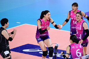 김연경의 화력·피치의 블로킹…1위 흥국생명, 2위 현대 완파(종합)
