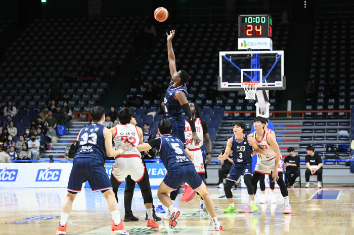 '부상병동'KCC, SK의 최다연승 또 막았다…LG는 현대모비스 71-68 꺾고 5연승