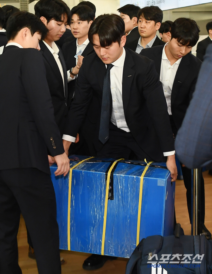 웃으며 떠난 김민석, 천하장사 짐꾼 김택연 [출국 현장]