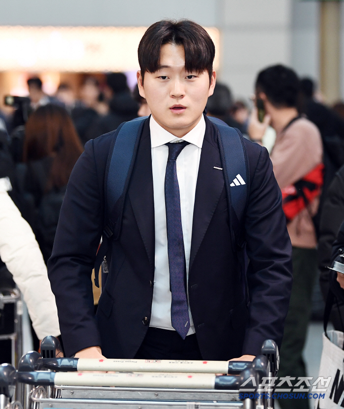 웃으며 떠난 김민석, 천하장사 짐꾼 김택연 [출국 현장]