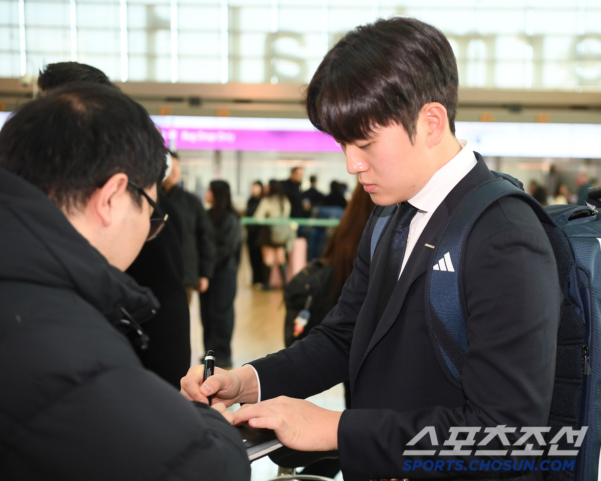 웃으며 떠난 김민석, 천하장사 짐꾼 김택연 [출국 현장]