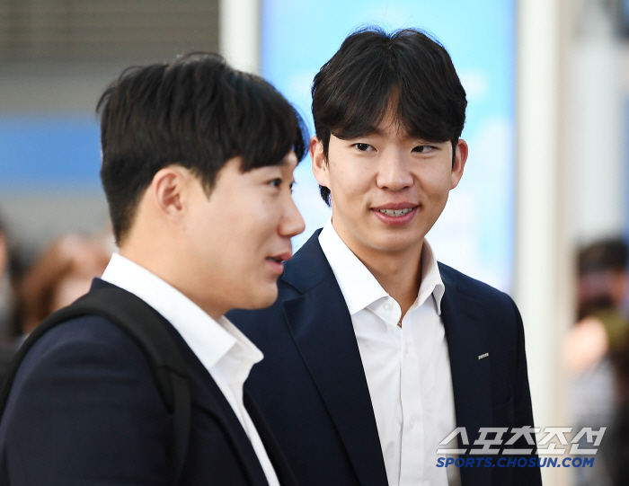 웃으며 떠난 김민석, 천하장사 짐꾼 김택연 [출국 현장]