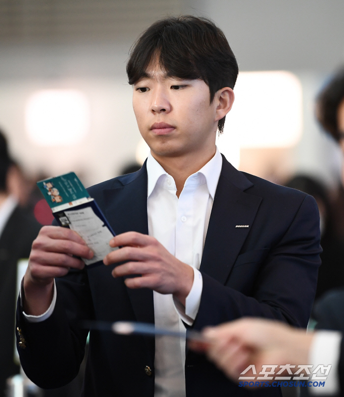 웃으며 떠난 김민석, 천하장사 짐꾼 김택연 [출국 현장]