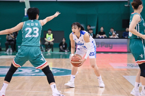 여자농구 디펜딩 챔피언 우리은행, 하나은행 꺾고 공동 1위로