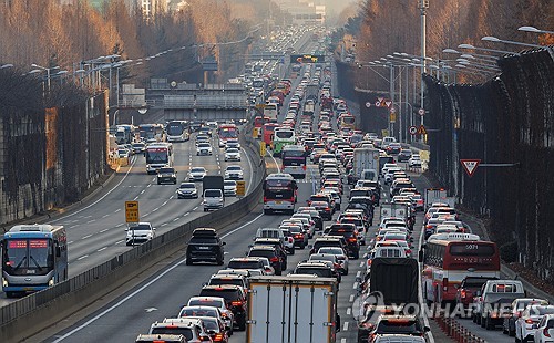 (서울=연합뉴스) 황광모 기자 = 최장 9일간의 설 연휴를 앞둔 24일 오후 서울 서초구 잠원나들목 인근 경부고속도로 서울 도심 구간이 이른 귀성에 나선 차량과 금요일 퇴근 차량으로 정체를 빚고 있다. 2025.1.24 hkmpooh@yna.co.kr