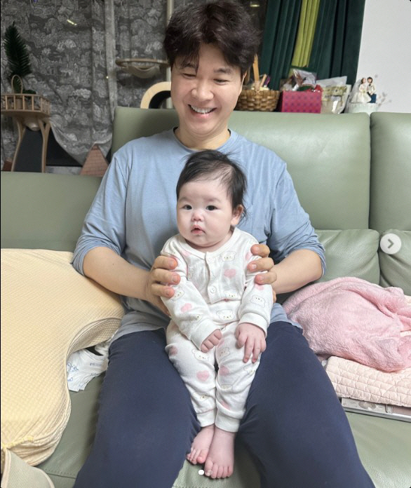 [SCin스타] "쌍꺼풀 터졌다!" 박수홍 딸 재이, 생후 90일 만 완…