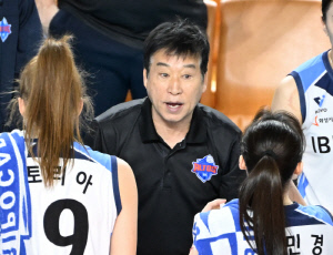 '이소영 리베로 긴급 투입에도…' 천하의 김호철도 망연자실→기업은행 7연패 추락…'5위 도약' 부활한 도로공사와 희비 교차 [V리뷰]