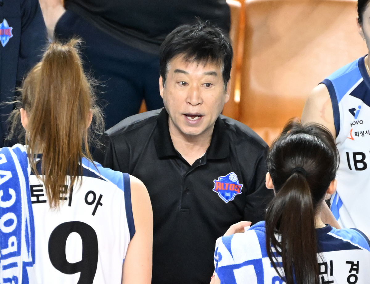 '이소영 리베로 긴급 투입에도…' 천하의 김호철도 망연자실→기업은행 7연…