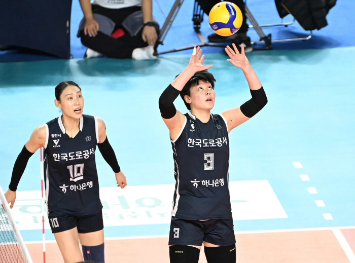 '이소영 리베로 긴급 투입에도…' 천하의 김호철도 망연자실→기업은행 7연…
